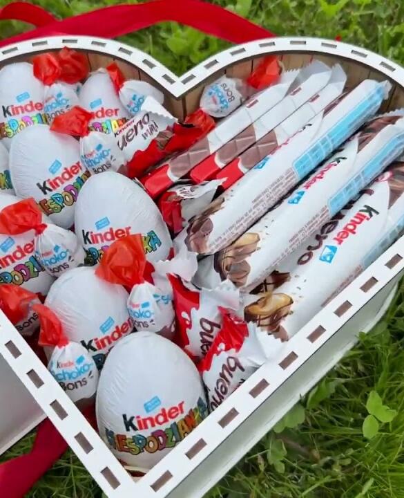 Подарунковий набір бокс шоколадний з цукерками та квітами з мила №5