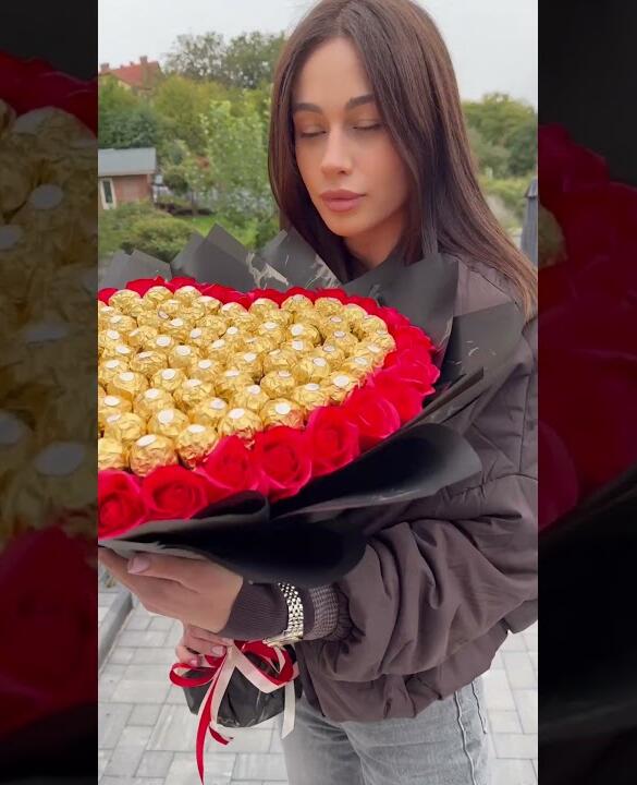 Букет из конфет "Golden Heart of Roses" и красных мыльных роз 111 шт