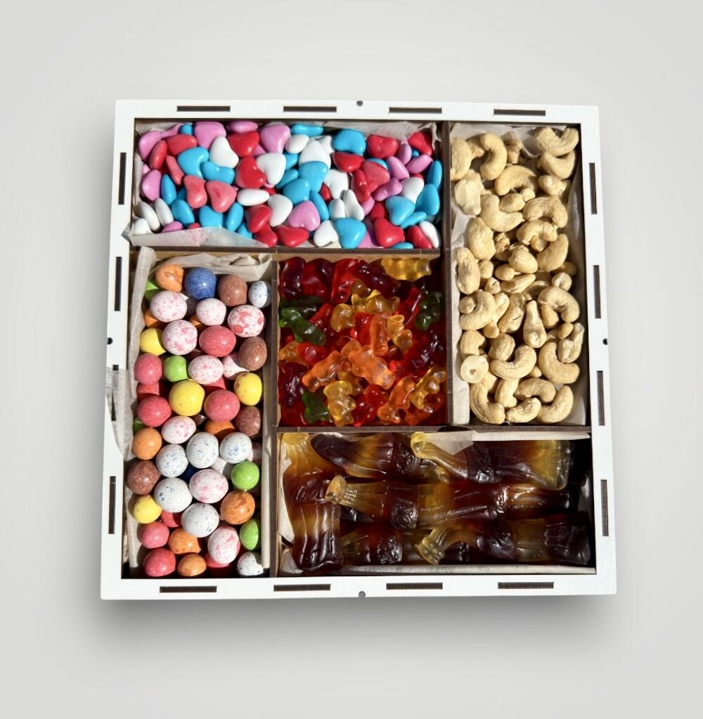 Подарочный набор бокс "Candy & Nuts Delight" №181