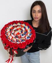 Композиція із Kinder Joy та мильних троянд "Luxury Joy Box"
