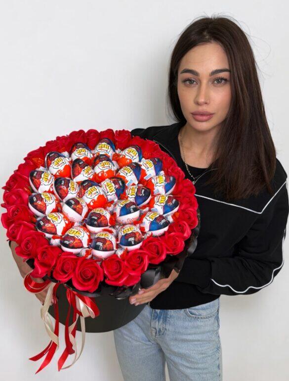 Композиція із Kinder Joy та мильних троянд "Luxury Joy Box"