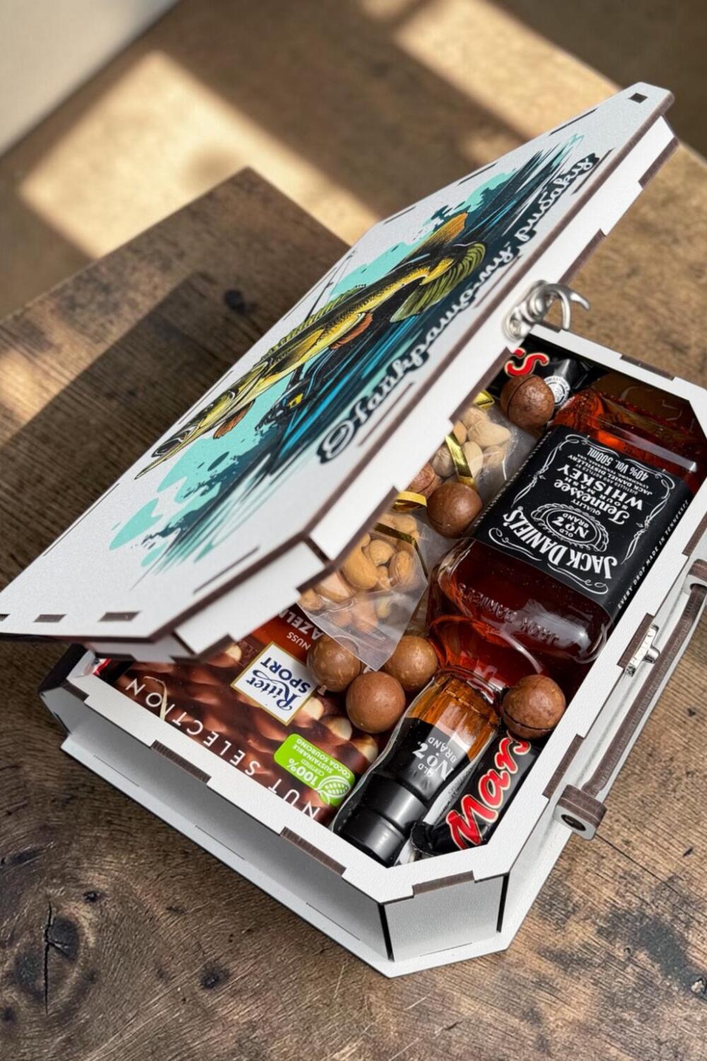 Подарочный набор бокс для него с Jack Daniel's и орешками "Лучшему рыбаку" №124