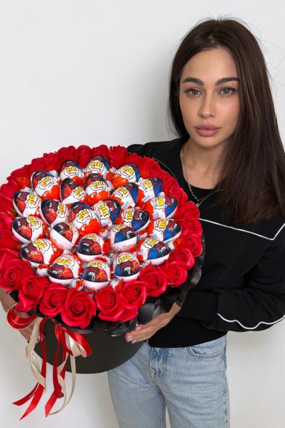 Композиція із Kinder Joy та мильних троянд "Luxury Joy Box"