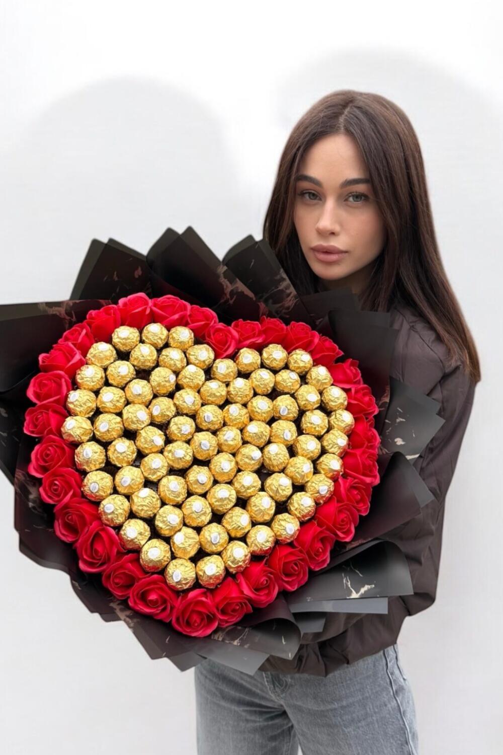 Букет із цукерок "Golden Heart of Roses" та червоних мильних троянд 111 шт