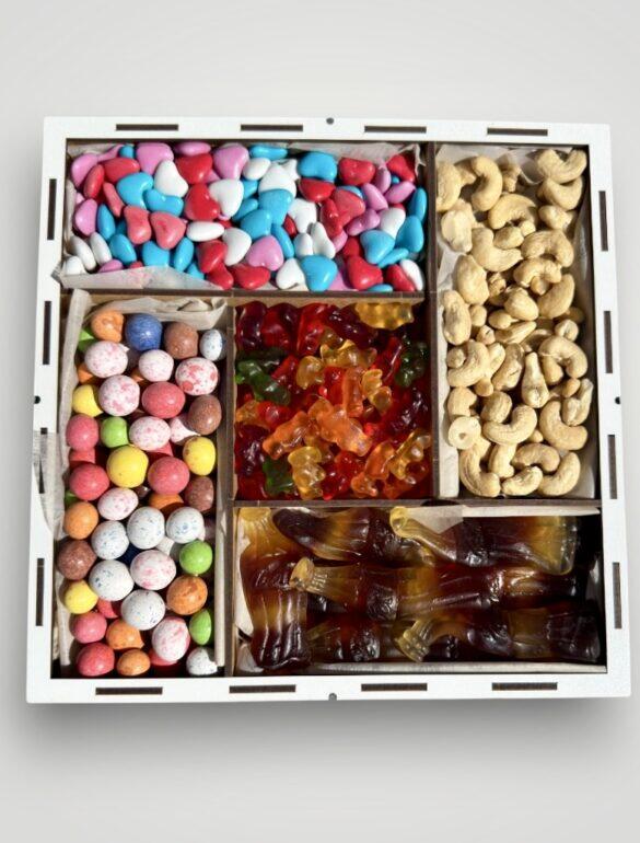 Подарочный набор бокс "Candy & Nuts Delight" №181