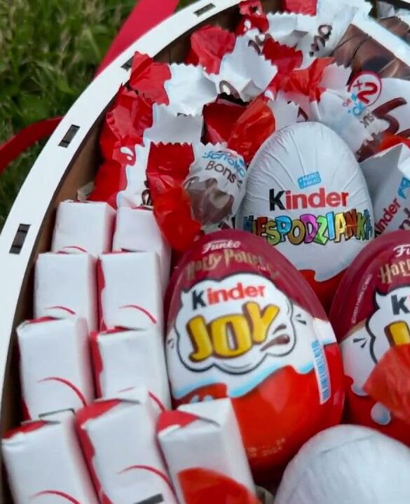 Подарунковий набір бокс із цукерками Кіндер Сюрприз L №2