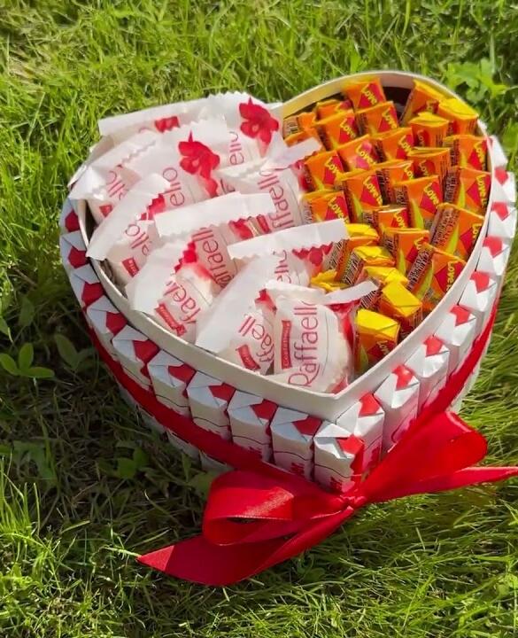 Солодкий подарунковий набір бокс з жуйками Love is та цукерками №25