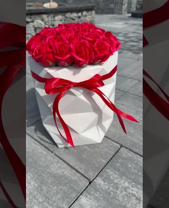 Букет 33шт. красных роз из пахучего мыла "Emerald Kiss of Roses"