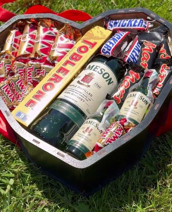 Крафтовий подарунковий набір бокс шоколадний серце з Jameson №23