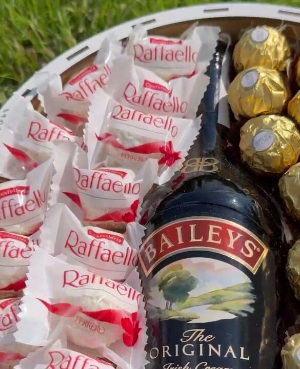 Подарунковий набір бокс солодкий з цукерками та Baileys №30