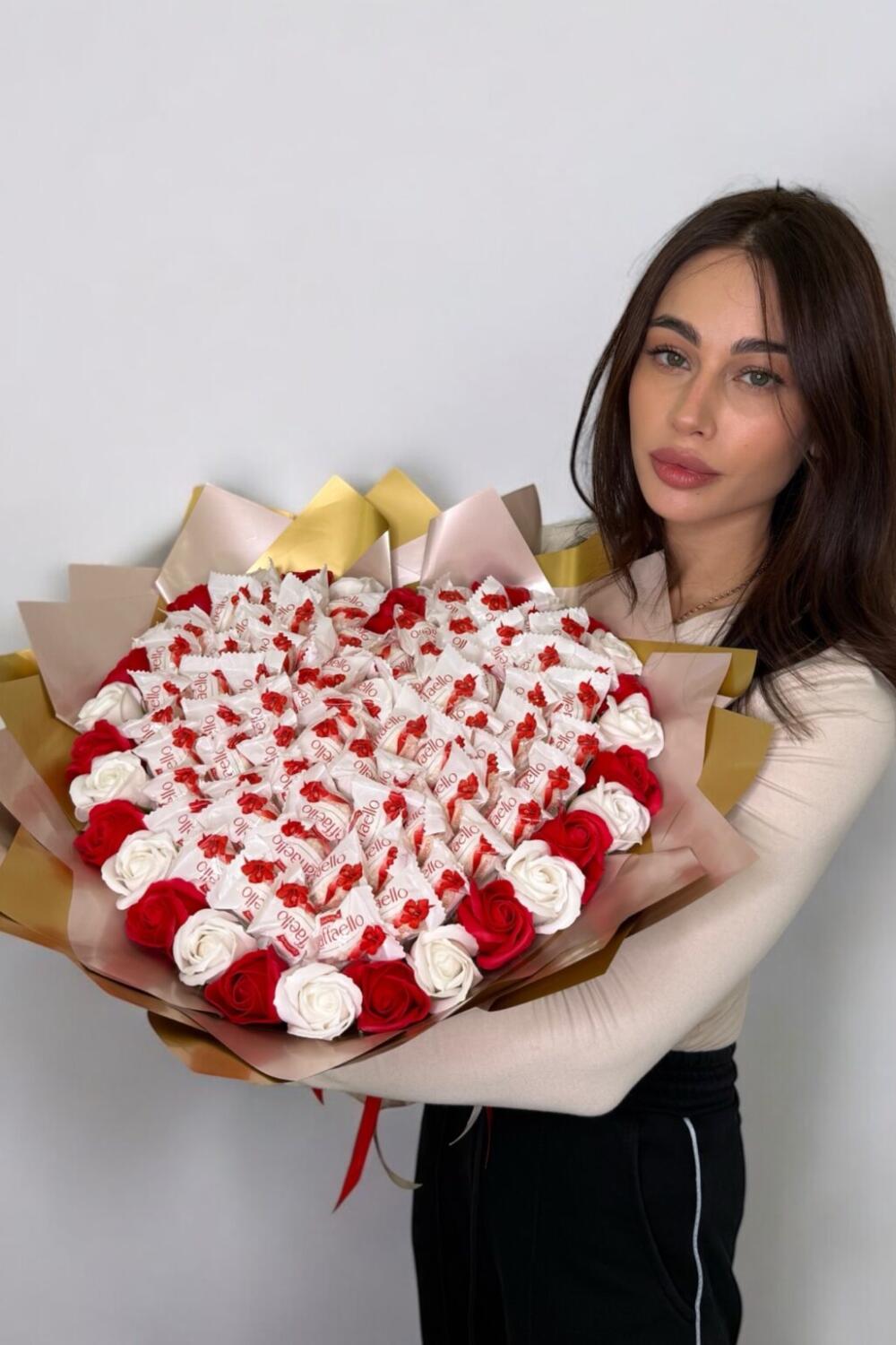 Букет из конфет "Love Edition: Raffaello & Roses"