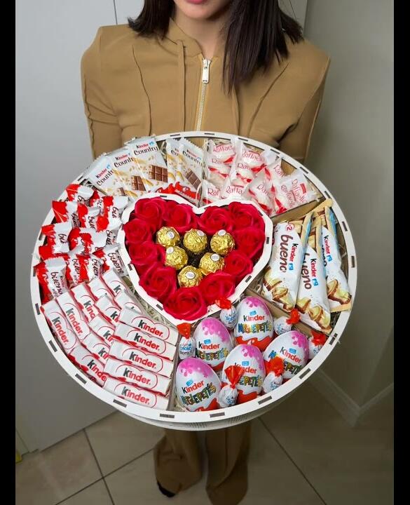 Солодкий бокс для неї з кіндерами, мильними трояндами та Ferrero Rocher №33