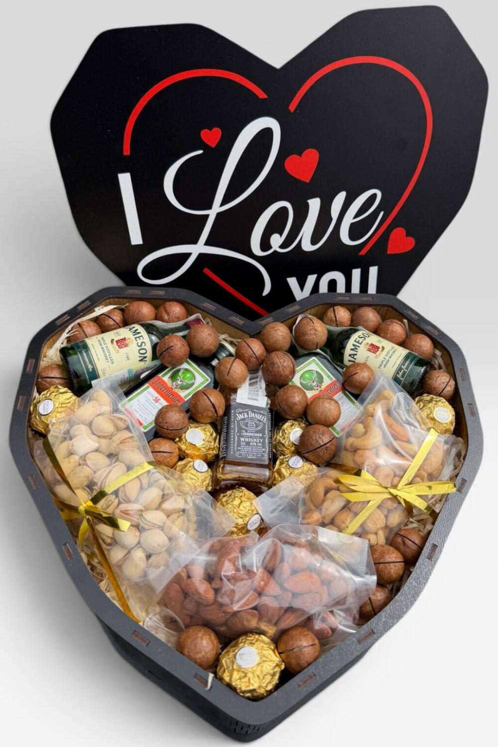 Подарочный набор бокс с алкоголем и орешками "I love you" №121