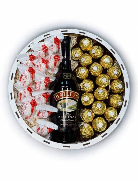 Подарунковий набір бокс солодкий з цукерками та Baileys №30