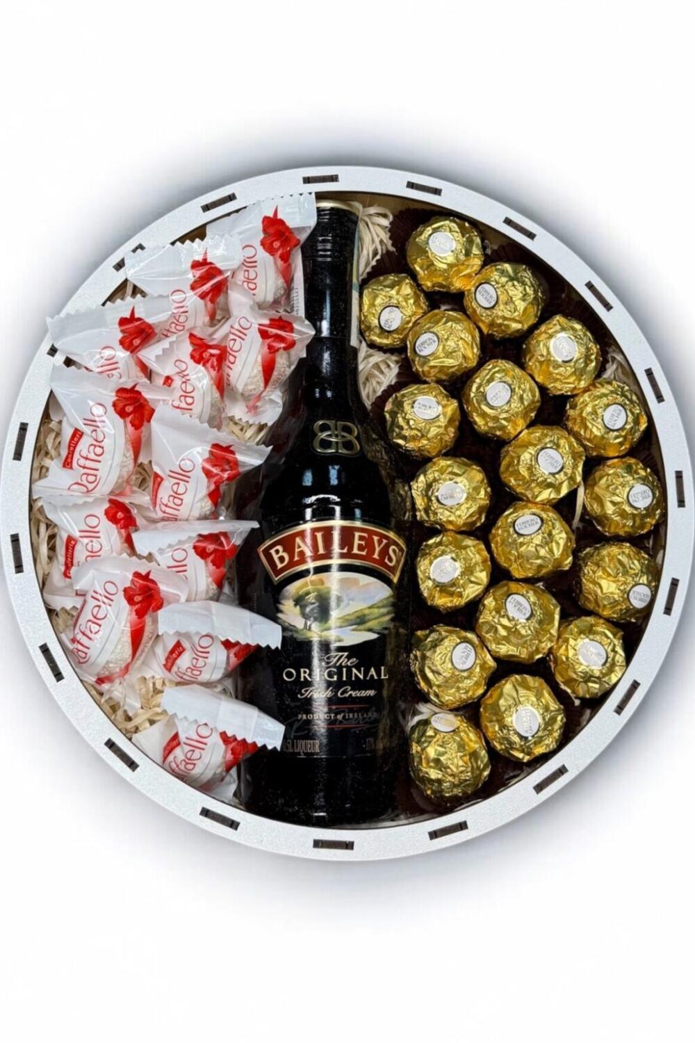 Подарунковий набір бокс солодкий з цукерками та Baileys №30