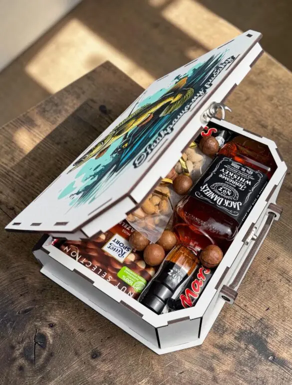 Подарочный набор бокс для него с Jack Daniel's и орешками "Лучшему рыбаку" №124