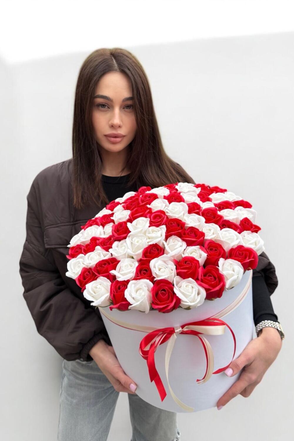 Букет 87шт. красных и белых роз из мыла "Royal Romance"