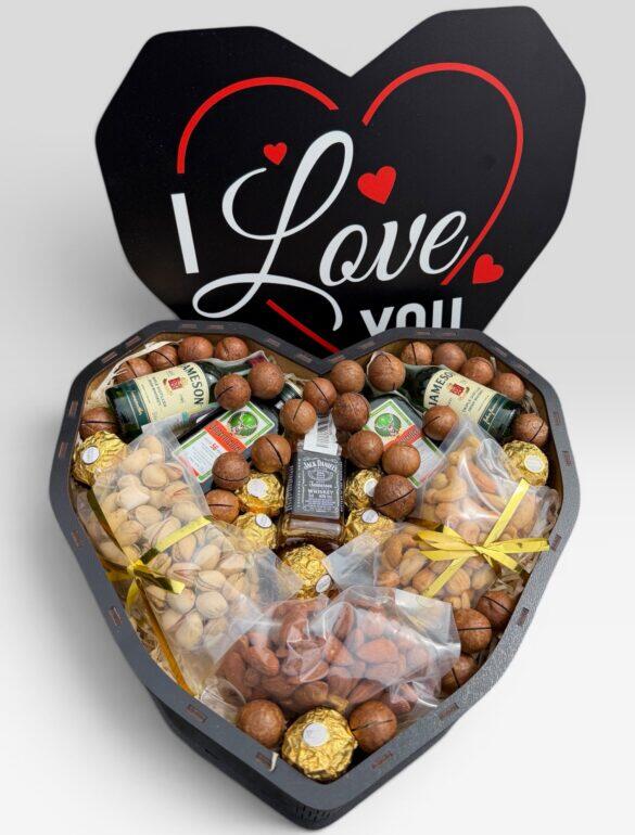 Подарочный набор бокс с алкоголем и орешками "I love you" №121
