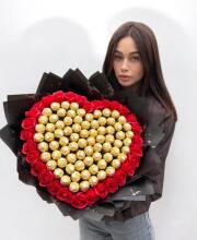 Букет из конфет "Golden Heart of Roses" и красных мыльных роз 111 шт