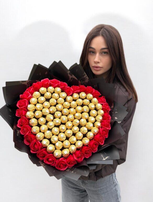 Букет из конфет "Golden Heart of Roses" и красных мыльных роз 111 шт