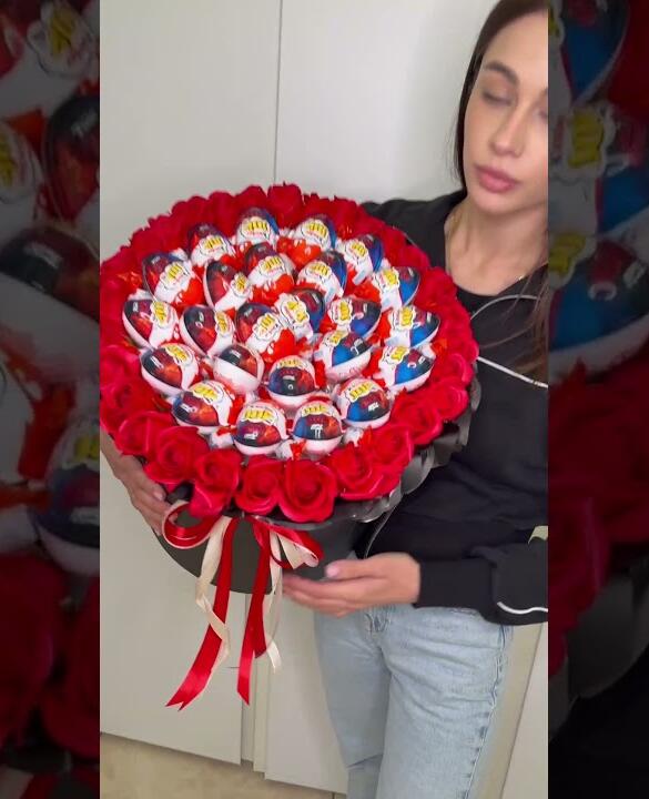 Композиція із Kinder Joy та мильних троянд "Luxury Joy Box"