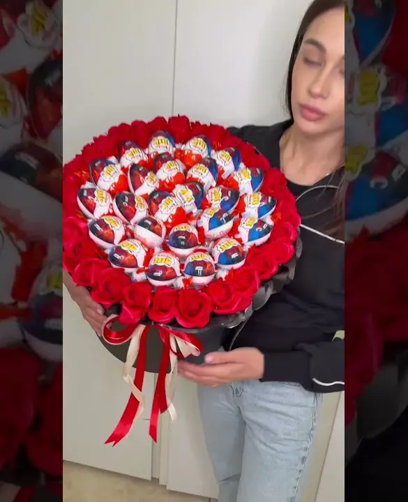 Композиція із Kinder Joy та мильних троянд "Luxury Joy Box"