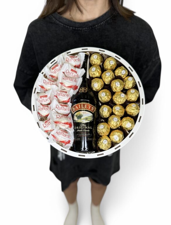 Подарунковий набір бокс солодкий з цукерками та Baileys №30 - фото №1