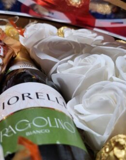 Фото з відгуку покупця про Солодкий подарунковий набір бокс з Fiorelli, шоколадними цукерками та мильними трояндами №28 - фото №3