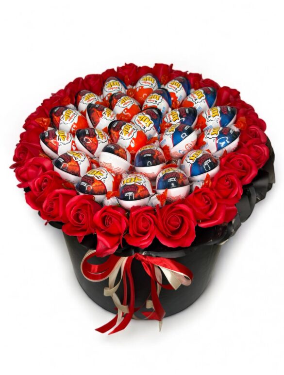 Композиція із Kinder Joy та мильних троянд 