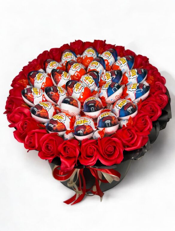 Композиція із Kinder Joy та мильних троянд 