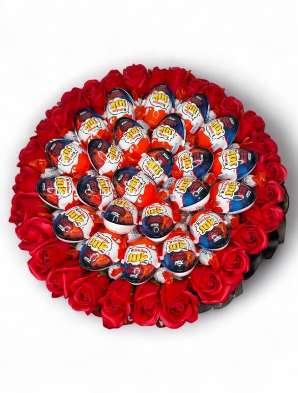 Композиція із Kinder Joy та мильних троянд 