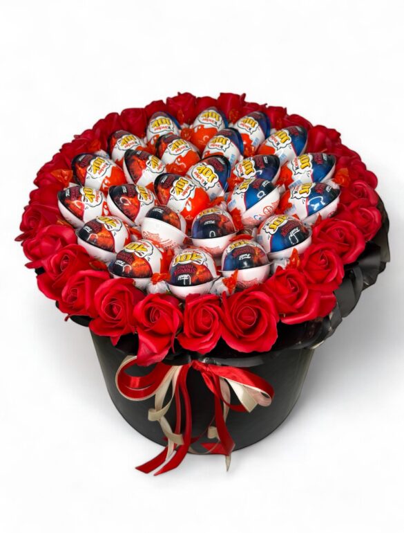 Композиція із Kinder Joy та мильних троянд 