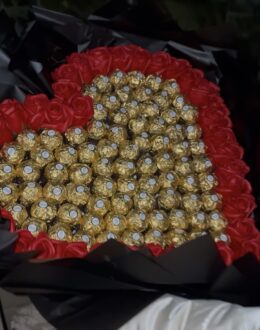 Фото з відгуку покупця про Букет із цукерок “Golden Heart of Roses” та червоних мильних троянд 111 шт