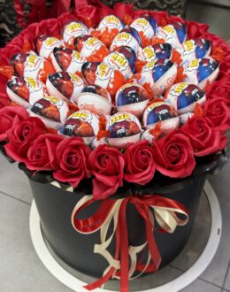 Фото з відгуку покупця про Композиція із Kinder Joy та мильних троянд “Luxury Joy Box”