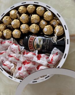 Фото з відгуку покупця про Подарунковий набір бокс солодкий з цукерками та Baileys №30