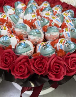 Фото з відгуку покупця про Композиція із Kinder Joy та мильних троянд “Luxury Joy Box”