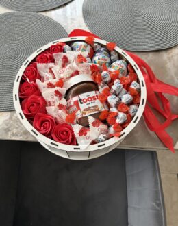 Фото з відгуку покупця про Подарунковий набір бокс шоколадний з Kinder, Nutella та мильними трояндами №31