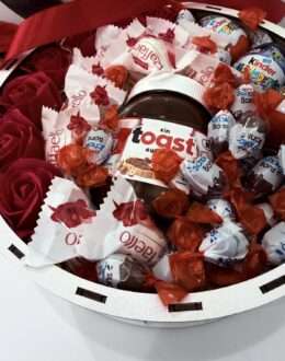 Фото з відгуку покупця про Подарунковий набір бокс шоколадний з Kinder, Nutella та мильними трояндами №31