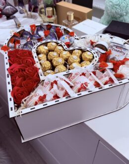 Фото з відгуку покупця про Солодкий бокс серце з солодощів для неї з Kinder та Raffaello №46