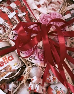 Фото з відгуку покупця про Подарунковий бокс для неї з Nutella, Kinder та цукерками №34