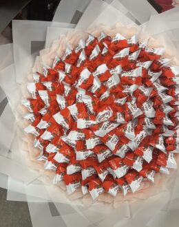 Фото из отзыва покупателя о Букет из конфет Kinder Bueno Mini “101 Mini Delights”