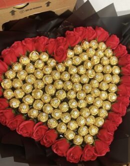 Фото з відгуку покупця про Букет із цукерок “Golden Heart of Roses” та червоних мильних троянд 111 шт