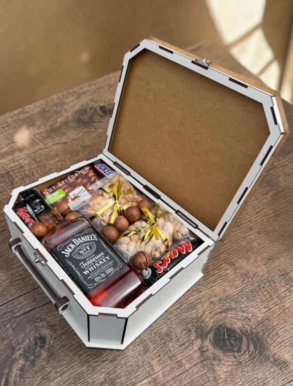 Подарочный набор бокс для него с Jack Daniel's и орешками 