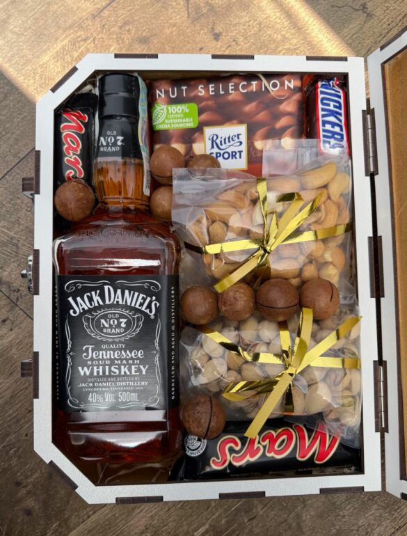 Подарочный набор бокс для него с Jack Daniel's и орешками 