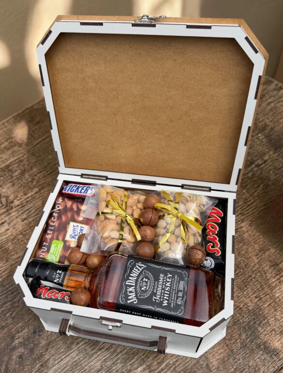 Подарочный набор бокс для него с Jack Daniel's и орешками 