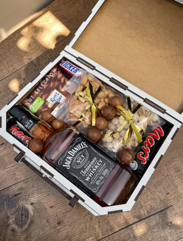 Подарочный набор бокс для него с Jack Daniel's и орешками 