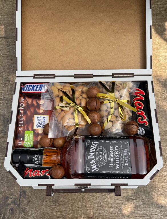 Подарочный набор бокс для него с Jack Daniel's и орешками 