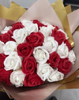 Фото из отзыва покупателя о Букет 37шт. белых и красных роз из мыла “Whispers of Love”