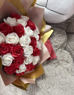 Фото из отзыва покупателя о Букет 37шт. белых и красных роз из мыла “Whispers of Love”