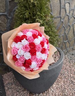 Фото из отзыва покупателя о Букет 65шт. белых, красных и розовых роз из мыла “Scarlet Luxe”